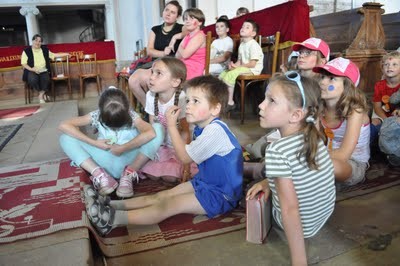 Évről évre nő a sepsiszentgyörgyi belvárosi református egyházközség által szervezett vakációs bibliahéten résztvevő gyermekek száma.
