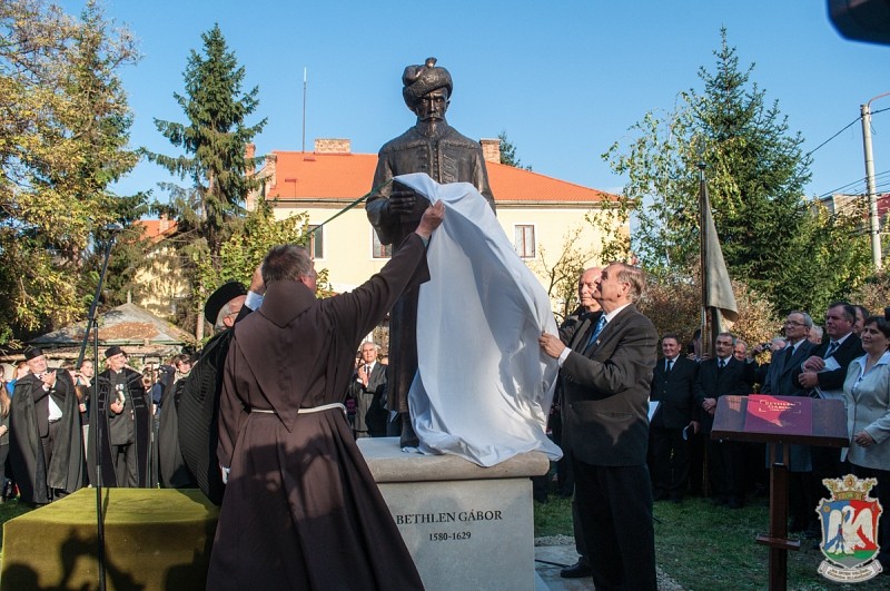 Bethlen Gábor egészalakos szobrát avatták fel Kolozsváron