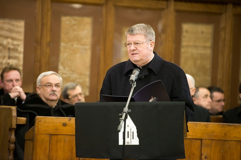 Közel ezren vettek részt Tőkés István temetésén Kolozsváron