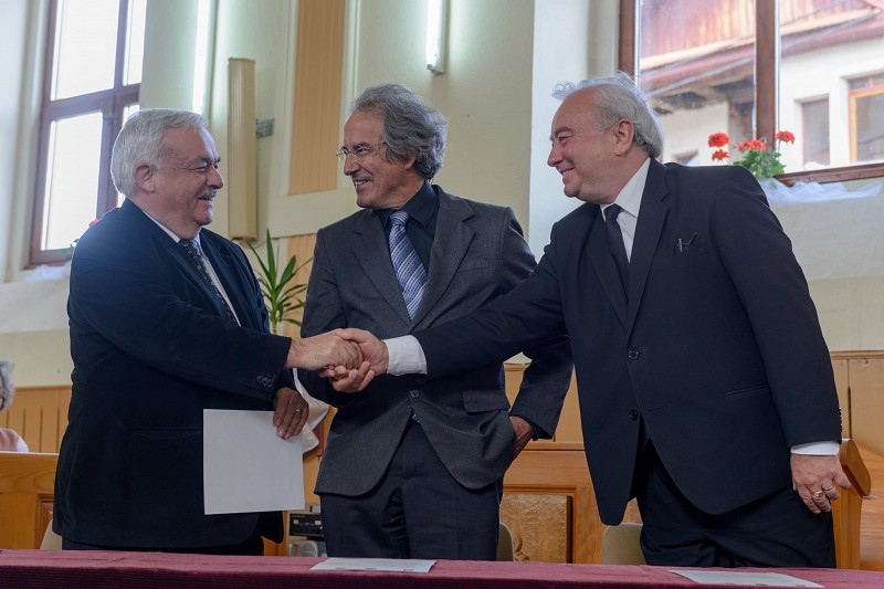 Újabb négy évre kötött szerződést a Romániai Református Egyház és a HEKS