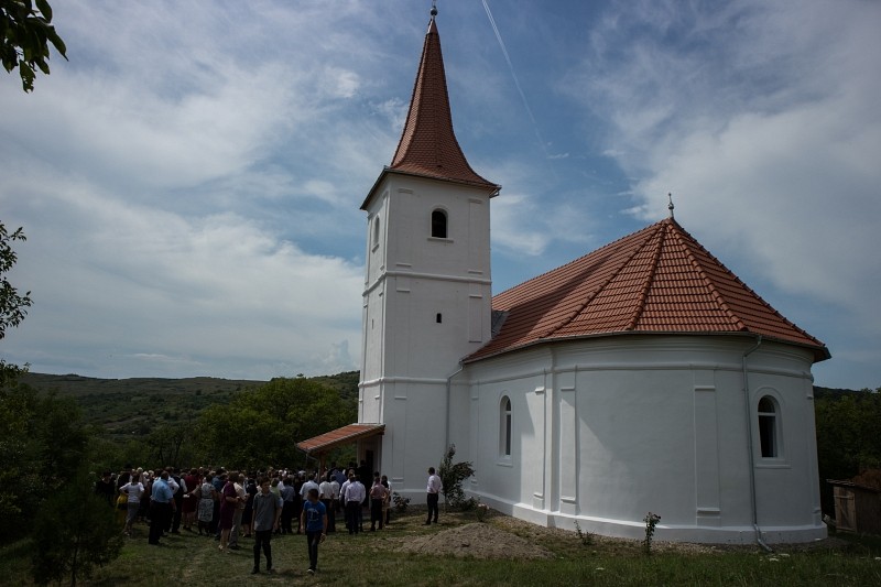 Bárhol felragyoghat a csoda lehetősége – megújult a magyarbecei templom