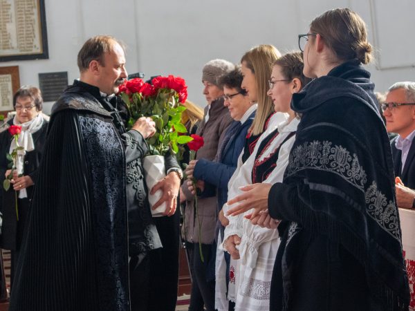 Kincses Kálmán lelkipásztor rózsával köszöntötte az Erzsébeteket